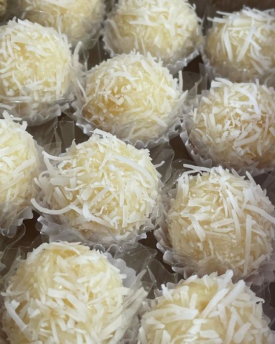 Beijinhos de coco cobertos com coco em fios, embalados individualmente