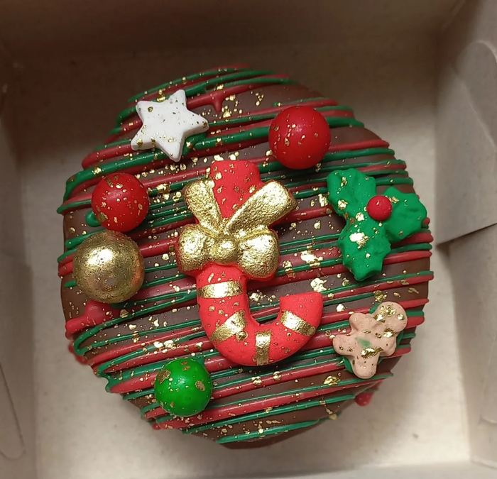 Bolo de Natal com fios vermelhos e verdes, bengala doce, estrela e folheado dourado