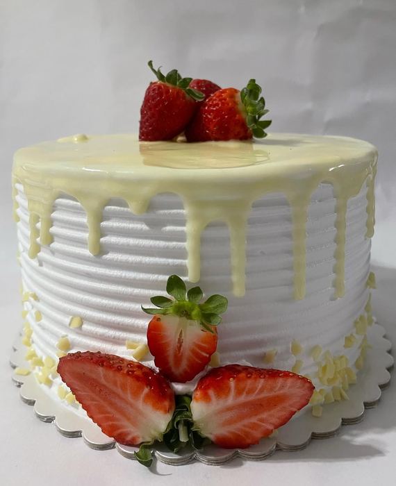 Bolo de chantilly com drip de ganache de chocolate branco e morangos frescos