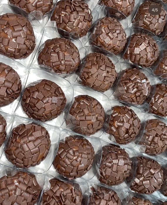 Brigadeiros gourmet cobertos com granulado belga crocante, embalados um a um
