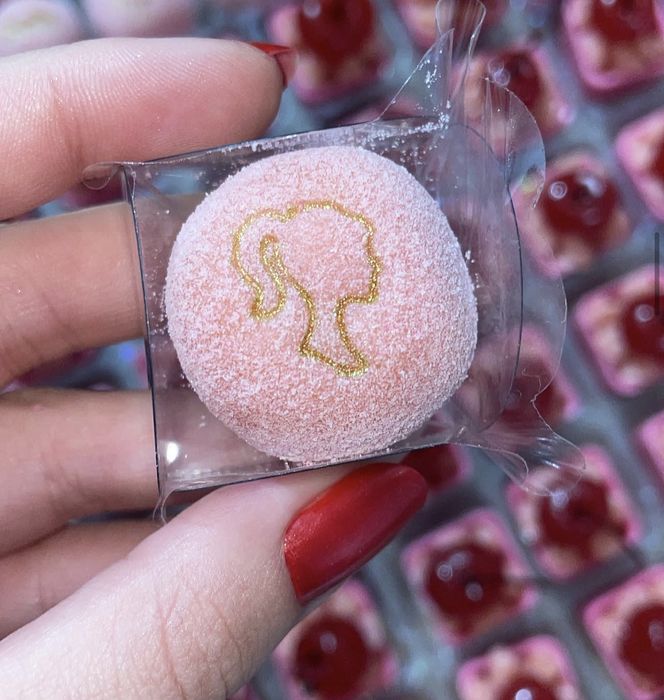 Doce personalizado rosa com silhueta dourada aplicada à mão, tema Barbie, embalado individualmente