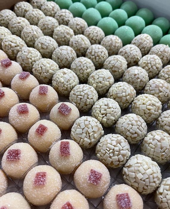 Bandeja com brigadeiros de chocolate branco, doces verde menta e doces finalizados com goiabada cristalizada
