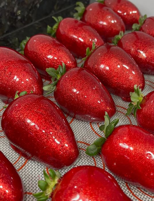 Morangos do amor com casca de caramelo vermelho espelhado, feitos à mão em Curitiba
